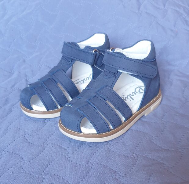 Slēgtas zilas ādas sandales, izm. 21, 22, 23, 24, 25